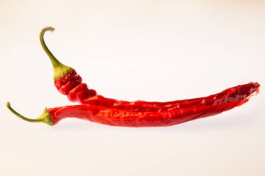 Beyaz izole arkaplanda kırmızı biber