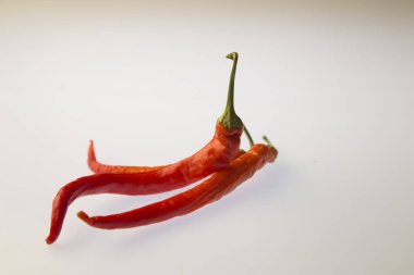 Beyaz izole arkaplanda kırmızı biber