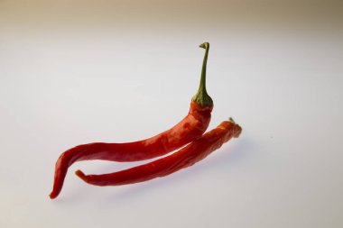Beyaz izole arkaplanda kırmızı biber