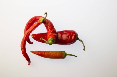 Beyaz izole arkaplanda kırmızı biber