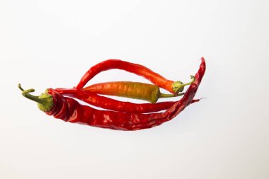 Beyaz izole arkaplanda kırmızı biber