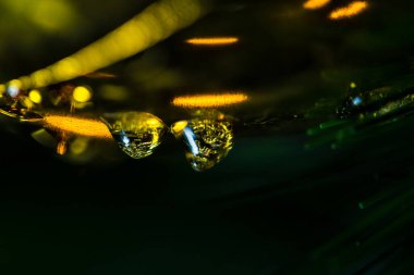 Renkli buzlar yeni yıl oyuncak topunda eriyor 