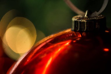 Renkli yeni yıl topu koyu arkaplan