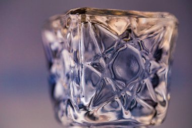 Beyaz arka planda bir şişe konyak.