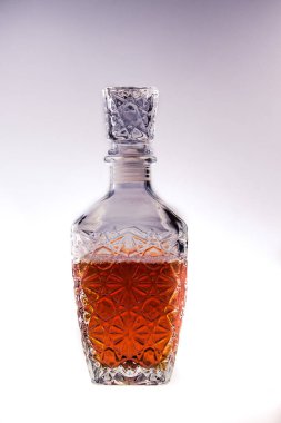 Beyaz arka planda bir şişe konyak.