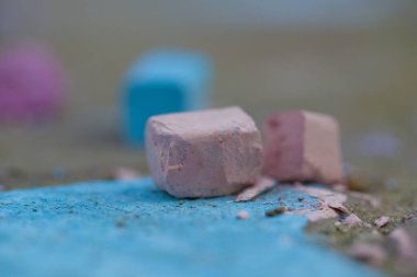 Makro kaldırım, insan olmayan renkli tebeşir. 