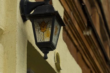 Duvardaki eski fener