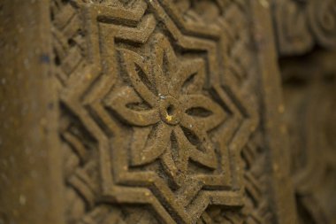 Makro dinler taş süslemeleri oydular.