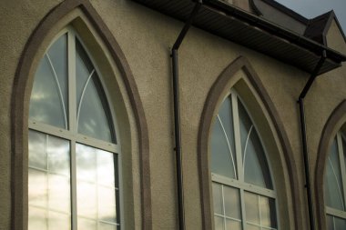 Eski bir taş evde Euripean pencereleri