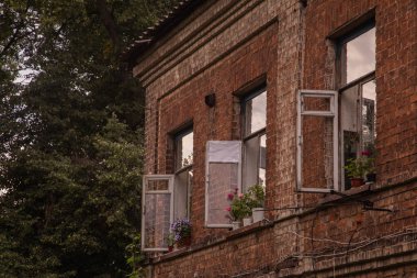 Eski bir taş evde Euripean pencereleri