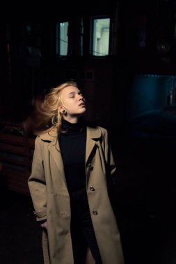 Şehirde gece yarısı sarı paltolu bir bayan