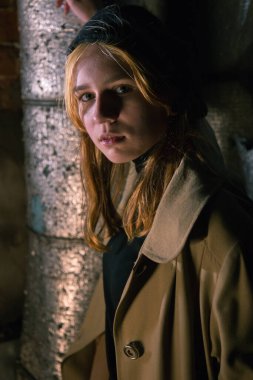 Şehirde gece yarısı sarı paltolu bir bayan