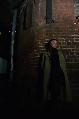 Şehirde gece yarısı sarı paltolu bir bayan