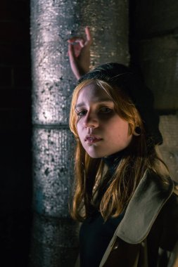 Şehirde gece yarısı sarı paltolu bir bayan