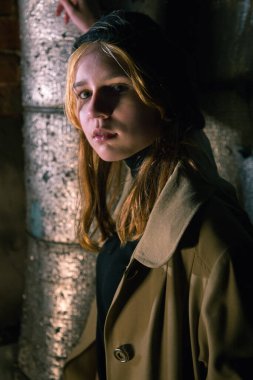 Şehirde gece yarısı sarı paltolu bir bayan