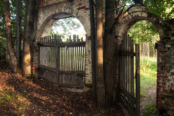 Una Vieja Puerta Cementerio —  Fotos de Stock