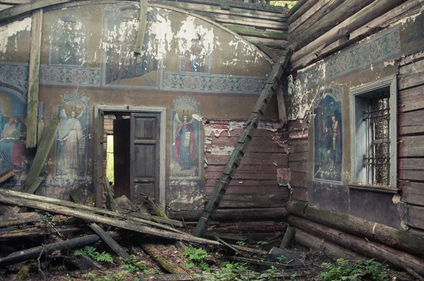 ドアと窓だ 放棄されたキリスト教正統派教会の内部の詳細 — ストック写真
