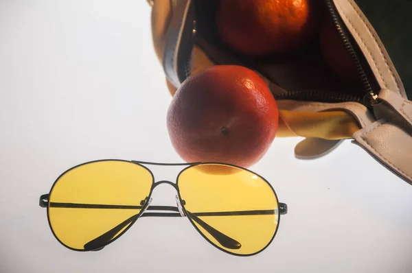 Composição Com Óculos Sol Amarelos Frutas — Fotografia de Stock