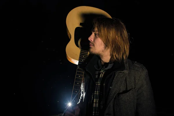 Jeune Homme Avec Une Guitare Fin Soirée Avec Une Lumière — Photo