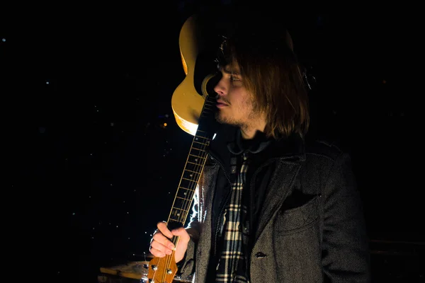 Jeune Homme Avec Une Guitare Fin Soirée Avec Une Lumière — Photo