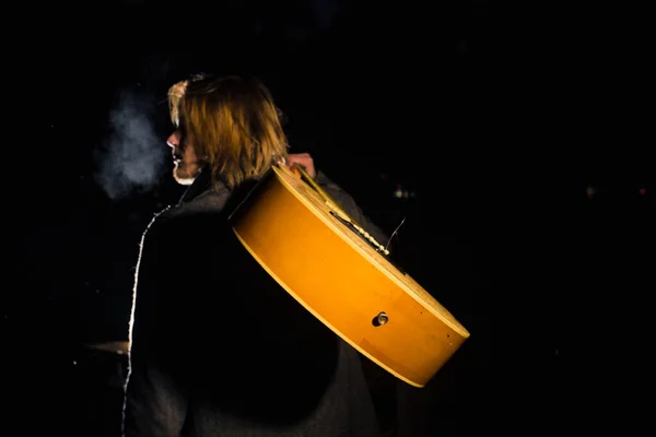 Jovem Com Uma Guitarra Final Noite Com Luz Contorno — Fotografia de Stock