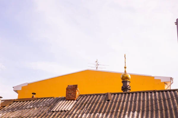 Pequeña Cúpula Forma Cebolla Con Una Pared Amarilla Fondo — Foto de Stock