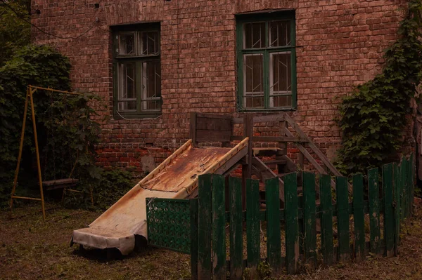 Vecchie Altalene Legno Cortile Con Muro Mattoni — Foto Stock