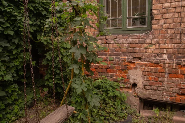 Stare Drewniane Huśtawki Podwórku Cegły Ściany — Zdjęcie stockowe