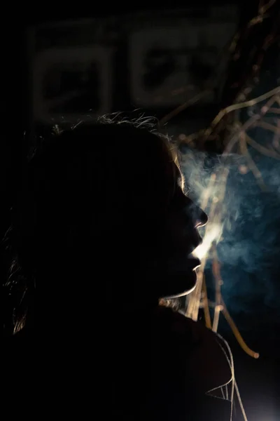 Geceleri Şehirde Sigara Içen Bir Bayan — Stok fotoğraf