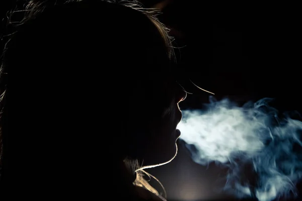 Una Dama Noche Ciudad Fumando — Foto de Stock