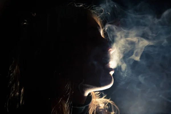Una Dama Noche Ciudad Fumando — Foto de Stock