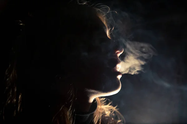 一个晚上在城里抽烟的女士 — 图库照片