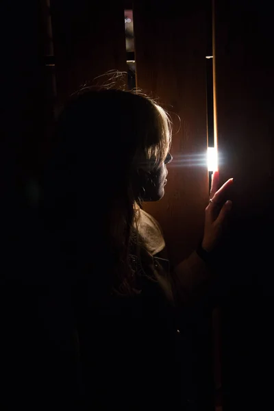 Kobieta Nocy Spogląda Przez Płot — Zdjęcie stockowe