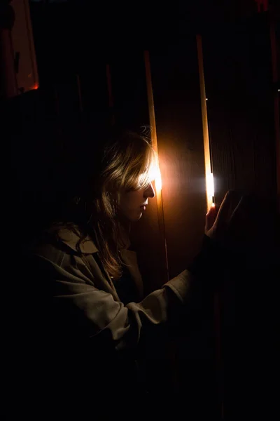 Geceleri Çitten Bakan Bir Kadın — Stok fotoğraf