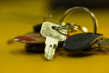 Anahtarlar masanın üstünde.