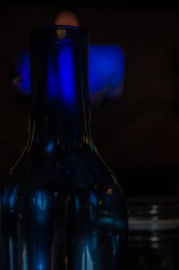 Yeşil ve mavi fişekli cam şişe makro.