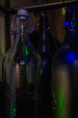 Yeşil ve mavi fişekli cam şişe makro.