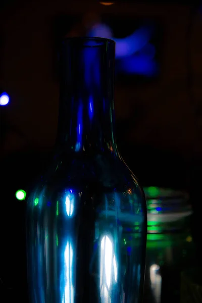 玻璃瓶宏与绿色和蓝色耀斑 — 图库照片