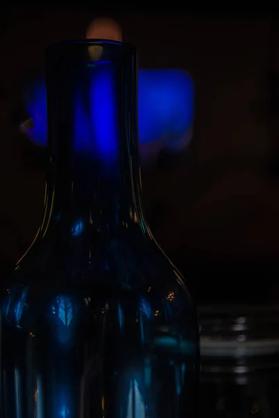 緑と青のフレアを持つガラスボトルマクロ — ストック写真