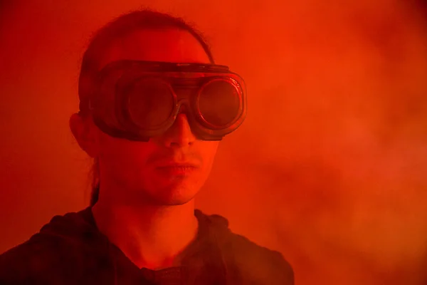 Mężczyzna Okularach Spawalniczych Czerwonym Tle Dymem — Zdjęcie stockowe