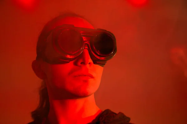 Mężczyzna Okularach Spawalniczych Czerwonym Tle Dymem — Zdjęcie stockowe