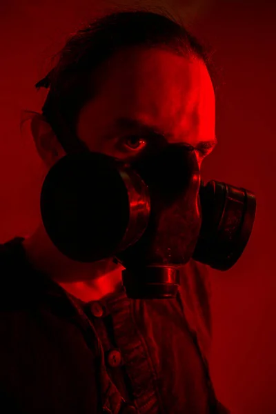 Mężczyzna Masce Gazowej Czerwonym Tle Portret — Zdjęcie stockowe