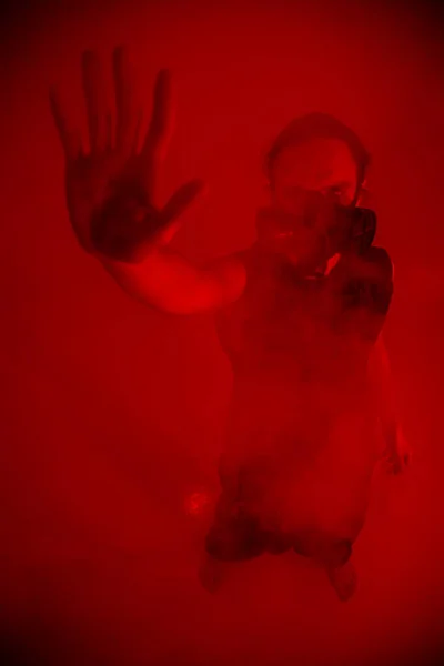 Ένας Άντρας Μάσκα Αερίου Κόκκινο Φόντο Στέκεται — Φωτογραφία Αρχείου