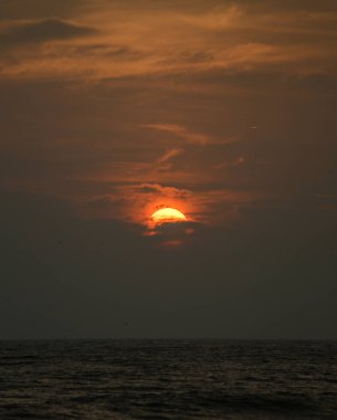 batan güneşin arkasında bir bulut