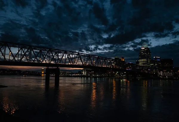 从俄亥俄河对岸的肯塔基州的辛辛那提市的夜景 — 图库照片