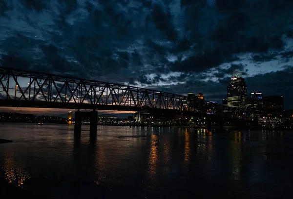 Nacht uitzicht over Cincinnati stad uit Kentucky over Ohio rivier — Stockfoto