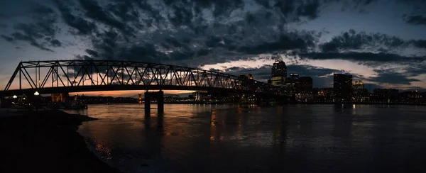 从俄亥俄河对岸的肯塔基州的辛辛那提市的夜景 — 图库照片