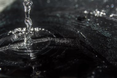 su sıçramalarına, siyah arka plan üzerine su sıçrama