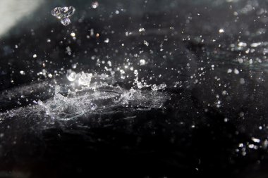 su sıçramalarına, siyah arka plan üzerine su sıçrama