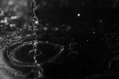 su sıçramalarına, siyah arka plan üzerine su sıçrama
